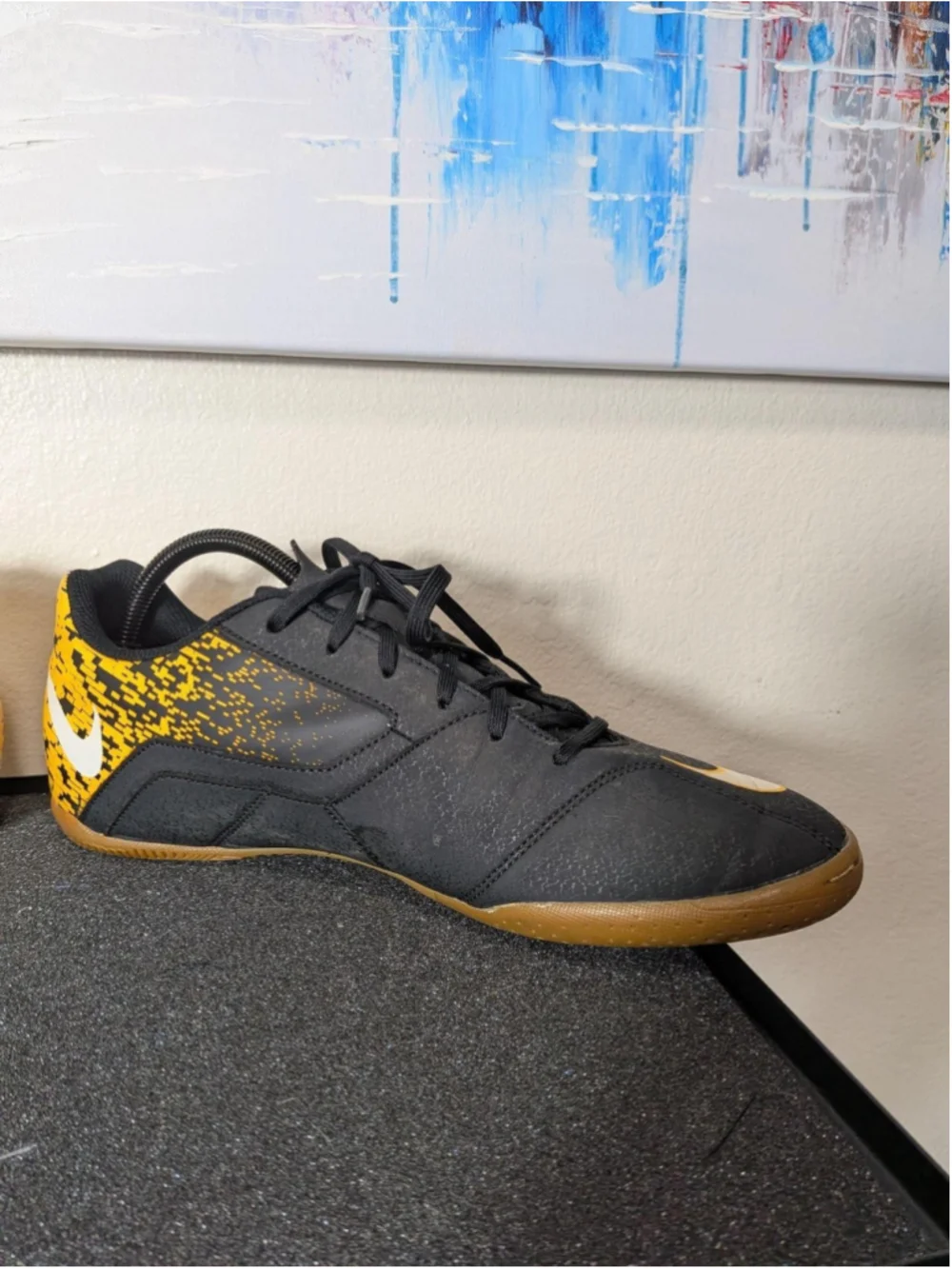 Nike Indoor Soccer Shoes Mens Size 10 Black Yellow Gum Sole Sneakers 573875-002